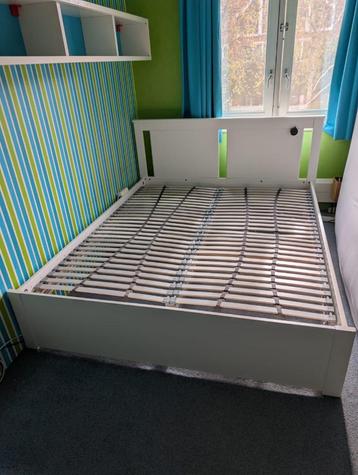Wit SONGESAND bedframe van IKEA – zo goed als nieuw beschikbaar voor biedingen