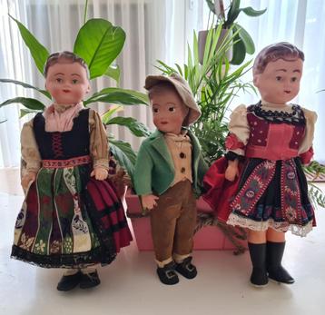 Vintage klederdrachtpoppen beschikbaar voor biedingen