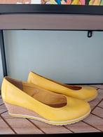 Supermooie sleehakken geel Tamaris 40, Tamaris, Geel, Zo goed als nieuw, Sandalen of Muiltjes