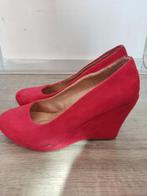 Pearlz dames suedine look sleehak pumps rood, Pumps, Ophalen of Verzenden, Pearlz, Gedragen