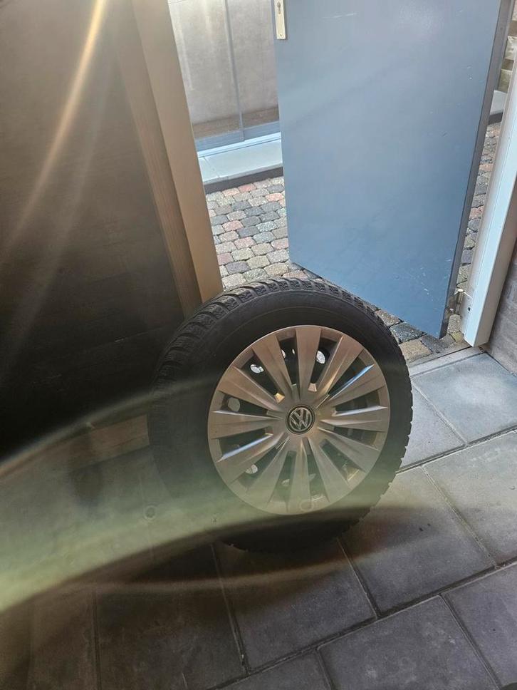 VW Golf Winterbanden met Originele Wieldoppen, Auto diversen, Wieldoppen, Gebruikt, Ophalen of Verzenden