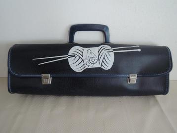 Donkerblauwe breitas beschikbaar voor biedingen