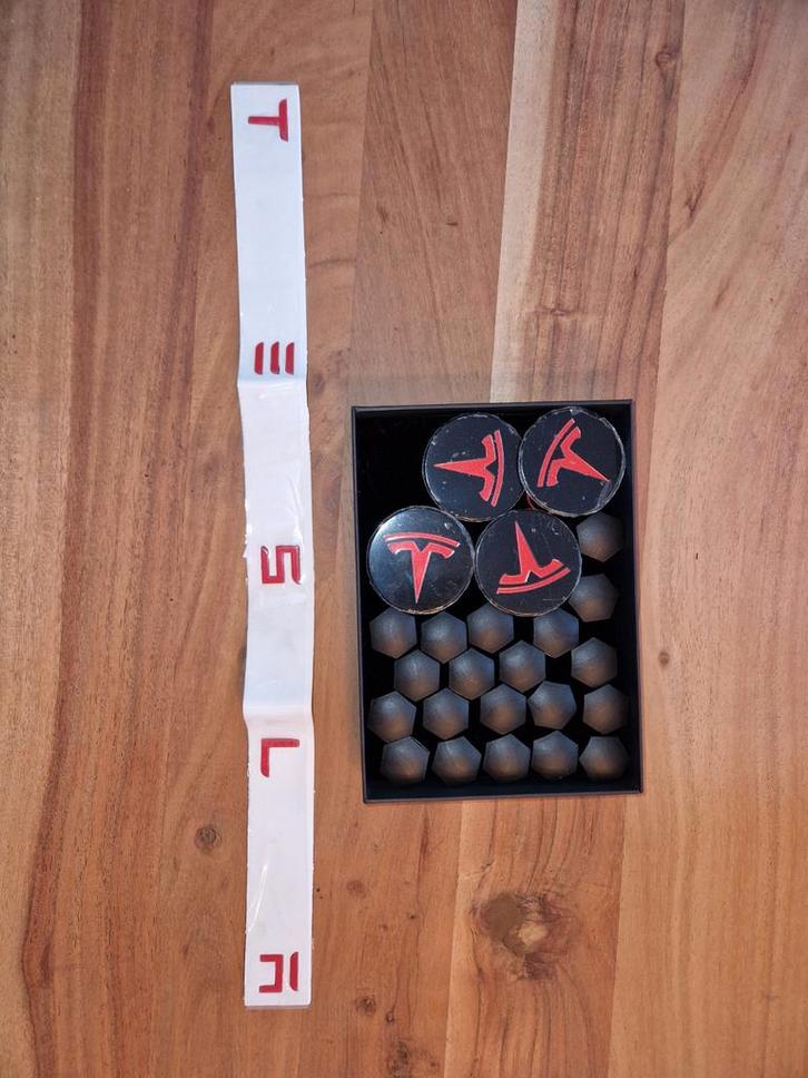 Rode Tesla wieldoppen + sticker - Gratis!, Auto-onderdelen, Overige Auto-onderdelen, Gebruikt, Ophalen