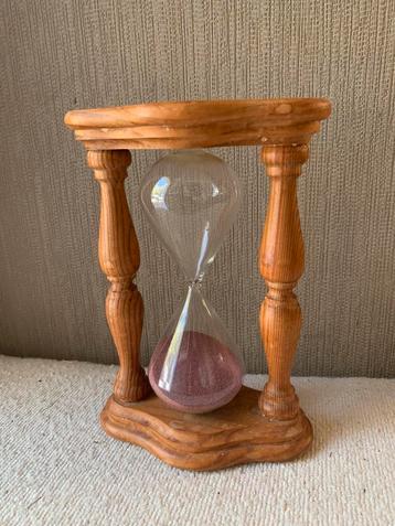 Grote oude zandloper hout en glas beschikbaar voor biedingen
