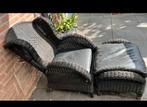 Twee mooie grote rieten stoelen met bijpassende voetenbanken, Huis en Inrichting, Stoelen, Ophalen, Gebruikt, Twee, Zwart