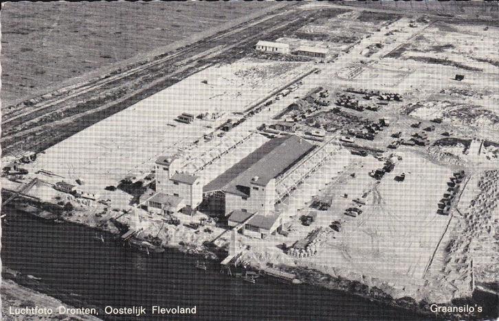 00655 Dronten - Graansilo's luchtfoto, Verzamelen, Ansichtkaarten | Nederland, Ongelopen, Flevoland, 1940 tot 1960, Verzenden