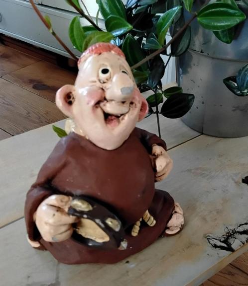 Beeld van monnik - klokkenluider - katholieke met tamboerijn, Huis en Inrichting, Woonaccessoires | Overige, Gebruikt, Ophalen of Verzenden