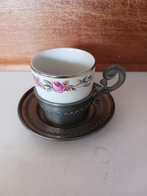 Vintage porseleinen mokje in tinnen kop & schotelhouder  -, Antiek en Kunst, Antiek | Tin, Ophalen