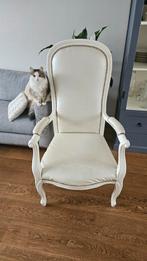 Elegante witte stoel met sierlijke details, Hout, Ophalen of Verzenden, Zo goed als nieuw, 50 tot 75 cm