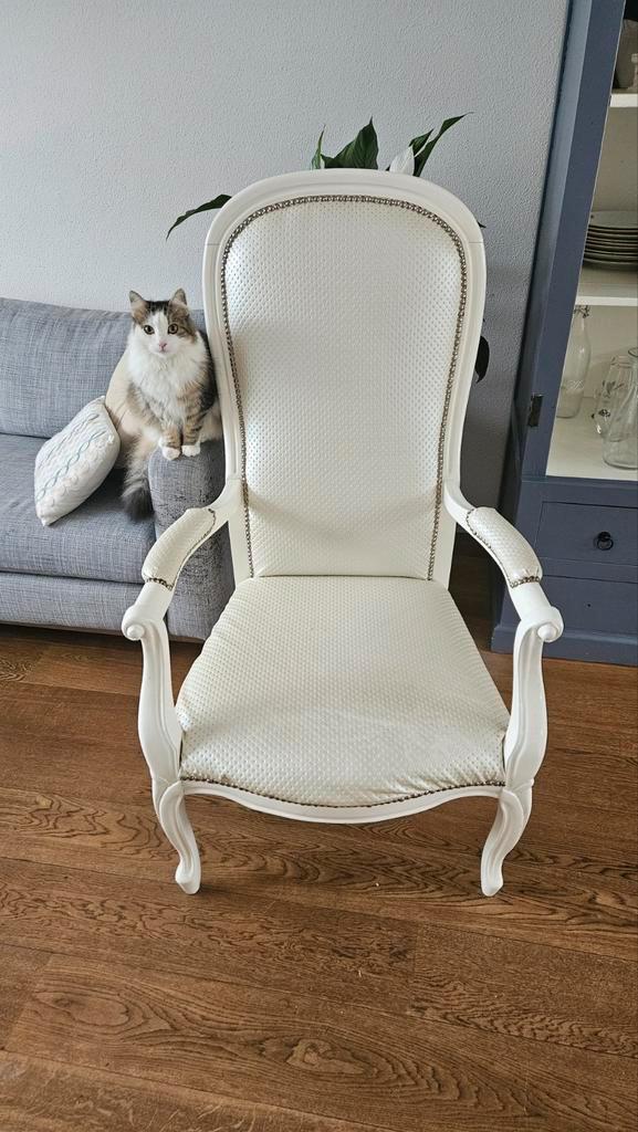 Elegante witte stoel met sierlijke details, Huis en Inrichting, Fauteuils, Zo goed als nieuw, Hout, Stof, 50 tot 75 cm, Minder dan 75 cm