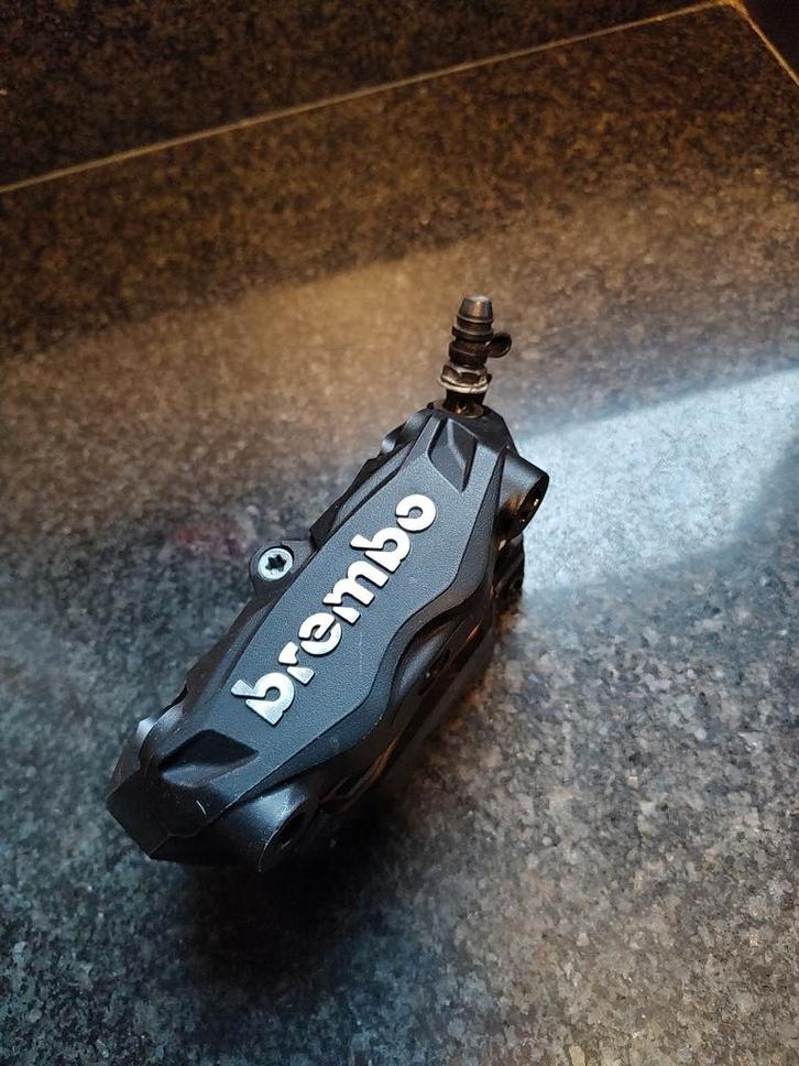 Brembo radiale 100mm remklauw rechts, Motoren, Onderdelen | Merk-onafhankelijk, Gebruikt, Ophalen of Verzenden