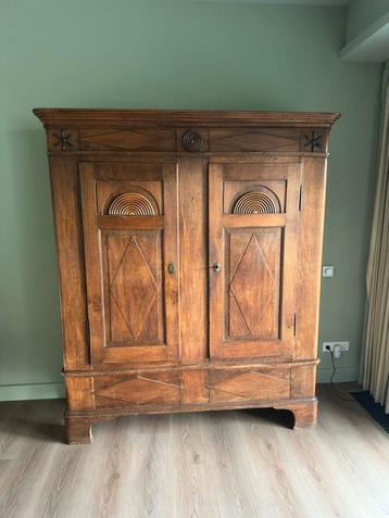 Antieke Franse Eikenhouten Kast beschikbaar voor biedingen