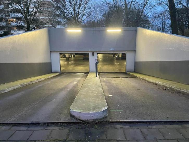 Parkeerplaats te huur in het westen van Amsterdam -, Auto diversen, Autostallingen en Garages