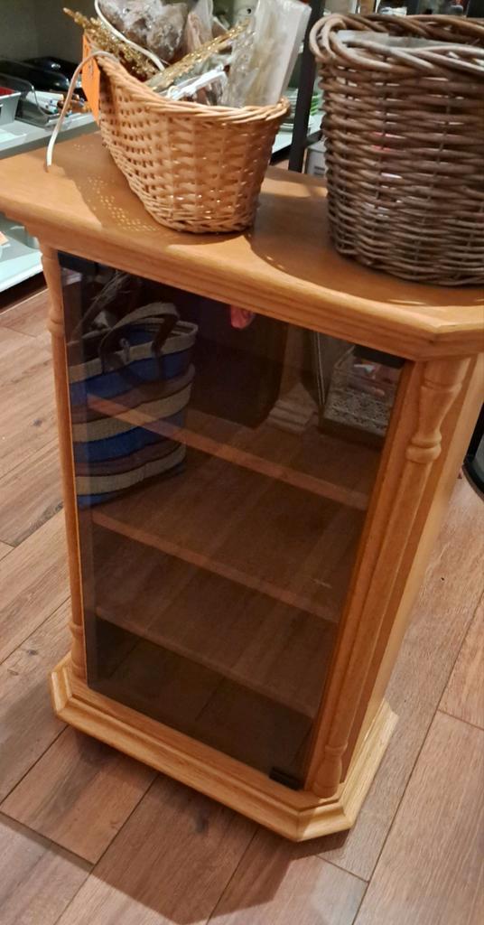 Houten (CD) kastje met mat glazen deur, Huis en Inrichting, Kasten | Televisiemeubels, Zo goed als nieuw, 50 tot 100 cm, 25 tot 50 cm
