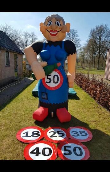 Sarah Abraham opblaasfiguren beschikbaar voor biedingen