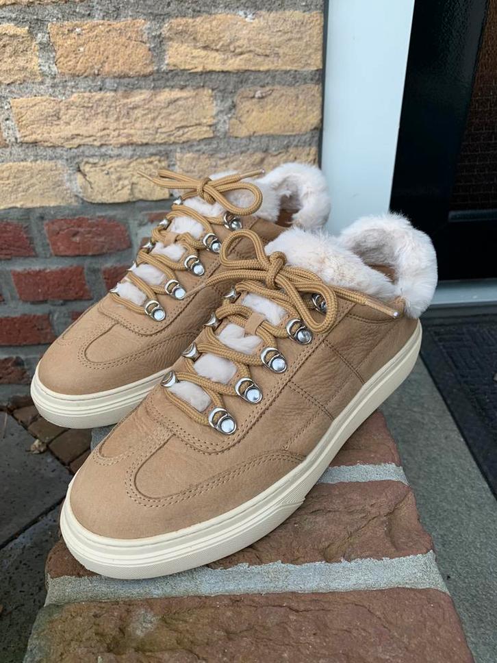 Aparte sneakers van het merk Hogan., Kleding | Dames, Schoenen, Zo goed als nieuw, Sneakers of Gympen, Beige, Ophalen of Verzenden