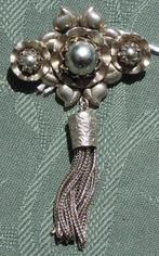 Nr A552: 1 Broche met bloemetje en kwastje, Overige materialen, 4 tot 7 cm, Gebruikt, Tweedehands onbekend.