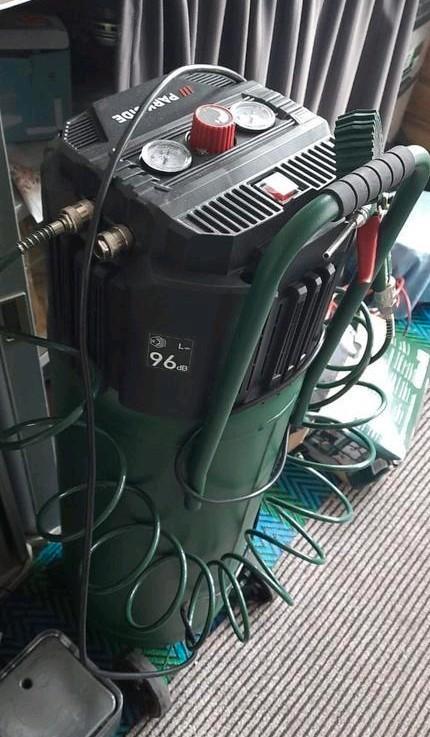 Parkside verticale compressor 1500 W + 5-delige persluchtset, Doe-het-zelf en Verbouw, Compressors, Zo goed als nieuw, 6 tot 10 bar