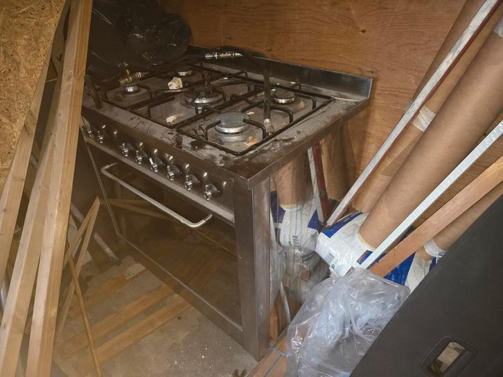 Indesit 5 pit gasfornuis, Witgoed en Apparatuur, Fornuizen, Zo goed als nieuw, Vrijstaand, Gas, 4 kookzones, 85 tot 90 cm, Ophalen