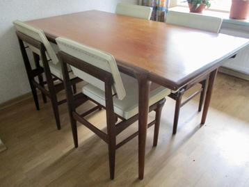 Eettafel en stoelen Louis van Teeffelen vintage beschikbaar voor biedingen
