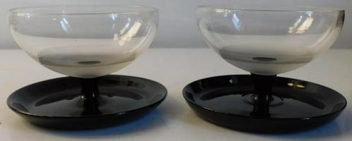 Twee Half gesatineerd glazen met zwarte voet., Antiek en Kunst, Antiek | Glas en Kristal, Ophalen of Verzenden