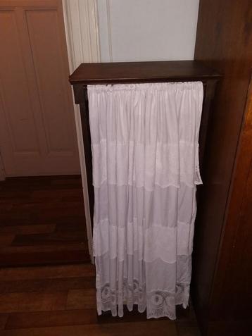 Smalle eikenhouten art deco kastje met kanten gordijn beschikbaar voor biedingen