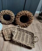 2 rotan kransen en dienbladen, Ophalen, Zo goed als nieuw