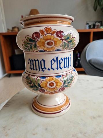 Grote oude gekleurde apotheekpot.  beschikbaar voor biedingen