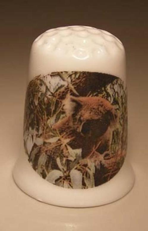 Koala beer in een boom vingerhoedje, Verzamelen, Vingerhoedjes, Nieuw, Nederland, Porselein, Ophalen of Verzenden