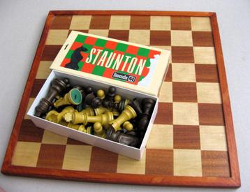 Staunton /Revanche schaakspel met nieuw houten bord beschikbaar voor biedingen