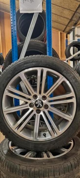 2 x Winterbandenset Peugeot RCZ, Auto-onderdelen, Banden en Velgen, Banden en Velgen, Winterbanden, 18 inch, 235 mm, Personenwagen