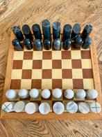 The Gambit’s Game – Modernistisch marmeren schaakspel, Hobby en Vrije tijd, Gezelschapsspellen | Bordspellen, Een of twee spelers