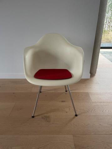 Vitra Eames DAX armstoel verchroomd onderstel, kuip wit beschikbaar voor biedingen