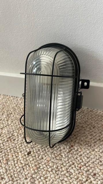 Mooie zwarte buitenlamp beschikbaar voor biedingen