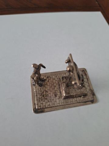 zilveren miniatuur beschikbaar voor biedingen