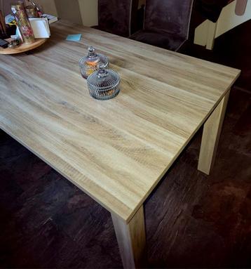 Eettafel t.e.a.b. beschikbaar voor biedingen