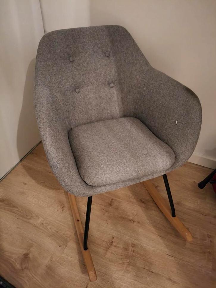 Grijze Schommelstoel - Comfortabel & Stijlvol!, Huis en Inrichting, Stoelen, Gebruikt, Eén, Hout, Metaal, Stof, Grijs, Ophalen