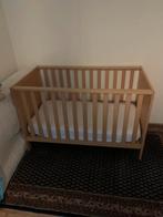 Stevig en solide ledikant, met dik matras en matrashoezen, Kinderen en Baby's, Babywiegjes en Ledikanten, Ophalen, Gebruikt, Ledikant