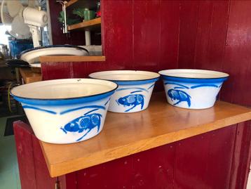 Drie grote emaille kommen/schalen, blauw/wit beschikbaar voor biedingen