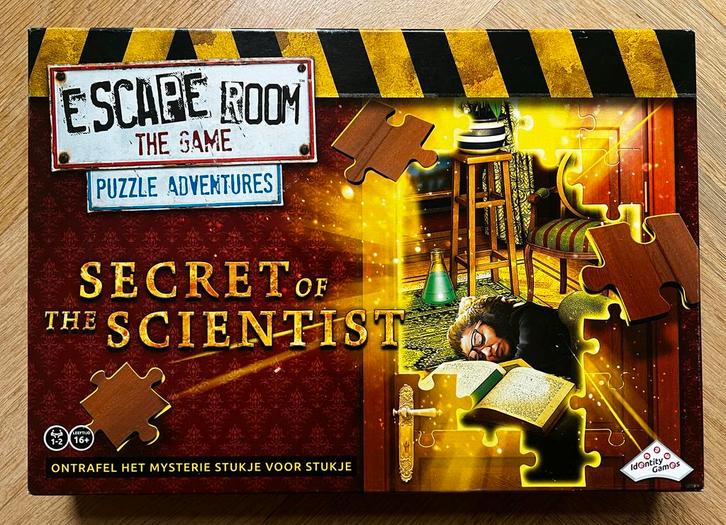 Escape Room The Game - The Secret of the Scientist, Hobby en Vrije tijd, Gezelschapsspellen | Bordspellen, Zo goed als nieuw, Een of twee spelers