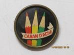 button caran dache potloden schilderen (354), Ophalen of Verzenden, Gebruikt, Overige onderwerpen, Button
