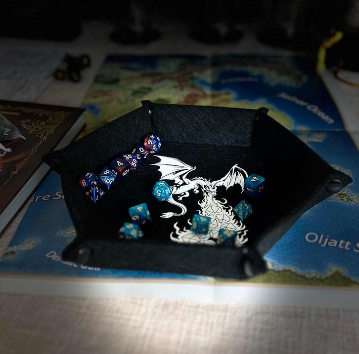 DnD Dice Arena– Met Drakenprint, Hobby en Vrije tijd, Overige Hobby en Vrije tijd, Nieuw, Verzenden