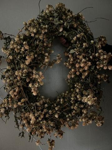 Decoratieve krans van gedroogde hop