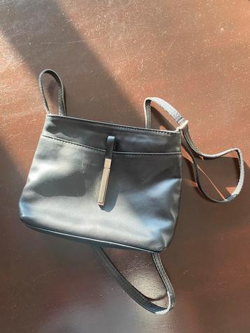 Roberta M schoudertas beschikbaar voor biedingen