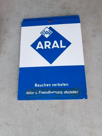Emaille Aral reclame plaat van een benzinepomp 75cm bij 53cm beschikbaar voor biedingen