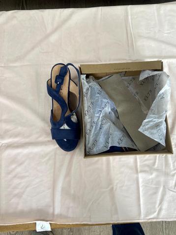 Partij Dames­schoenen & Slippers €60 per 12 stuks/+500dozen beschikbaar voor biedingen