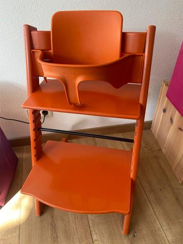 Stokke Tripp Trapp Oranje met Zitverkleiner beschikbaar voor biedingen