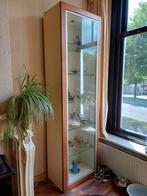 Vitrinekast, Ophalen, Zo goed als nieuw, Neutrale kleur, past in verschillende interieuren., Met deur(en)