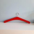 Vintage rode kledinghanger met studs, Ophalen of Verzenden, Zo goed als nieuw, Kinderen en Volwassenen