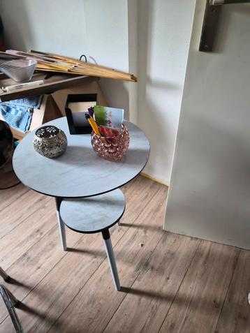 Leuke bijzettafel beschikbaar voor biedingen